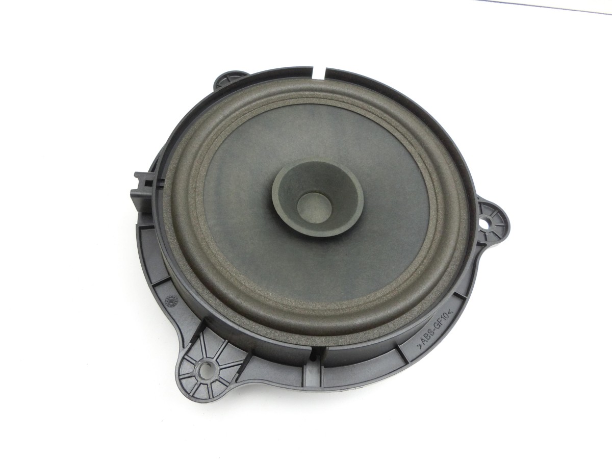 Haut-parleur_gauche_arrière_pour_Nissan_Qashqai_J10_07-10