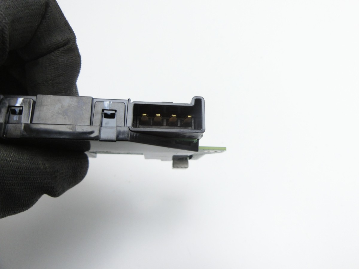 Tesla Model Y LR 20-25  USB-C Buchse 1546129-00-D 1546129-61-D