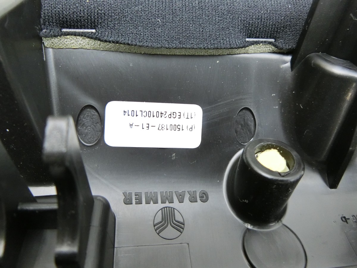 Tesla Model Y LR 20-25  Armlehne Mittelarmlehne Auflage 1500187-E1-A EGP24010CL1014
